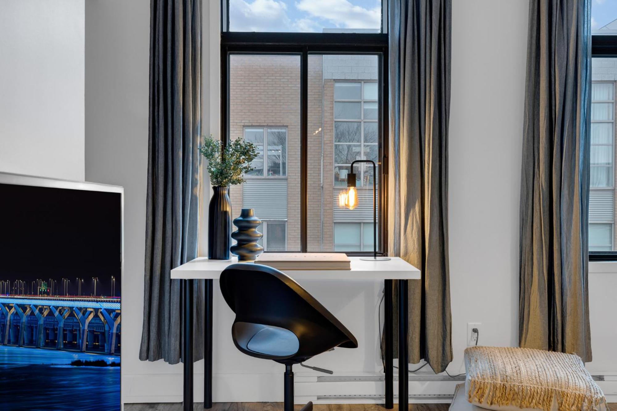 Liv Mtl Urban Aparthotel Монреал Екстериор снимка